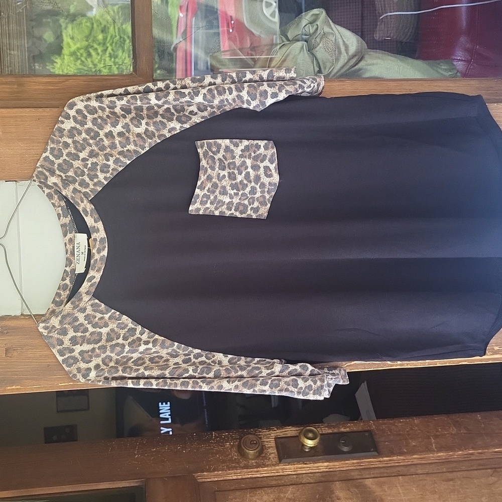 Zenana.....size medium NWT.....black with animal print sleeves